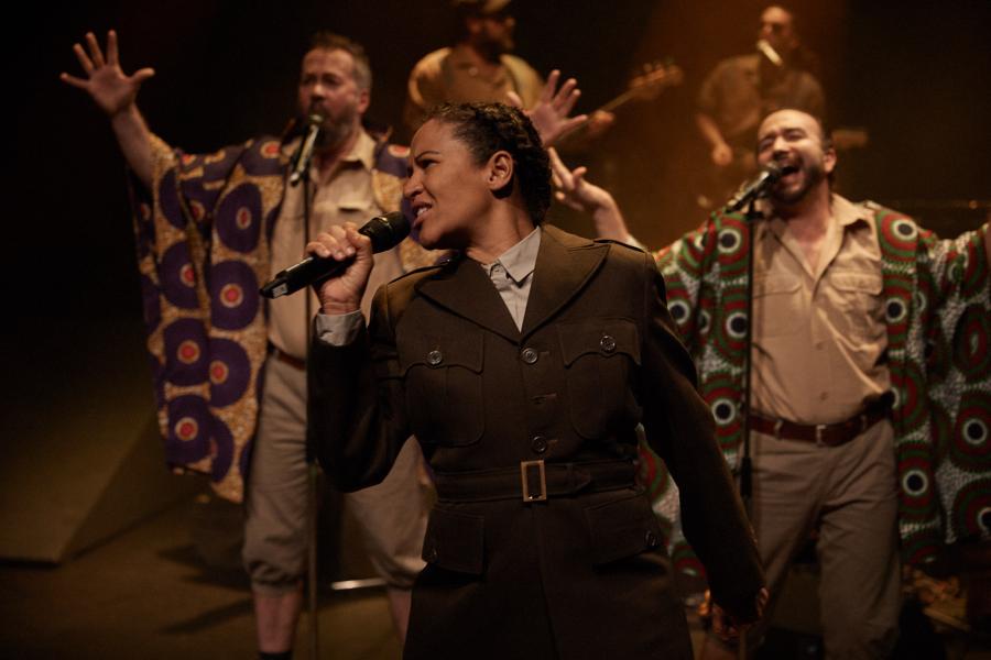 Foto von BLACK SPACE RACE von Ntando Cele und Raphael Urweider