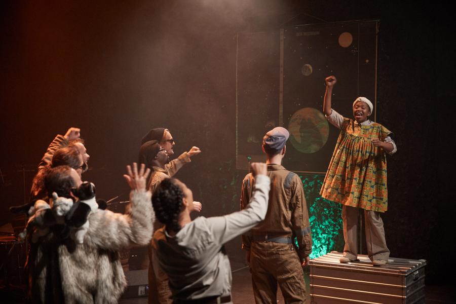 Foto von BLACK SPACE RACE von Ntando Cele und Raphael Urweider