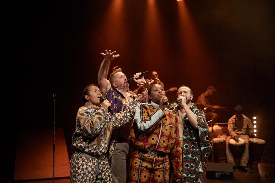 Foto von BLACK SPACE RACE von Ntando Cele und Raphael Urweider