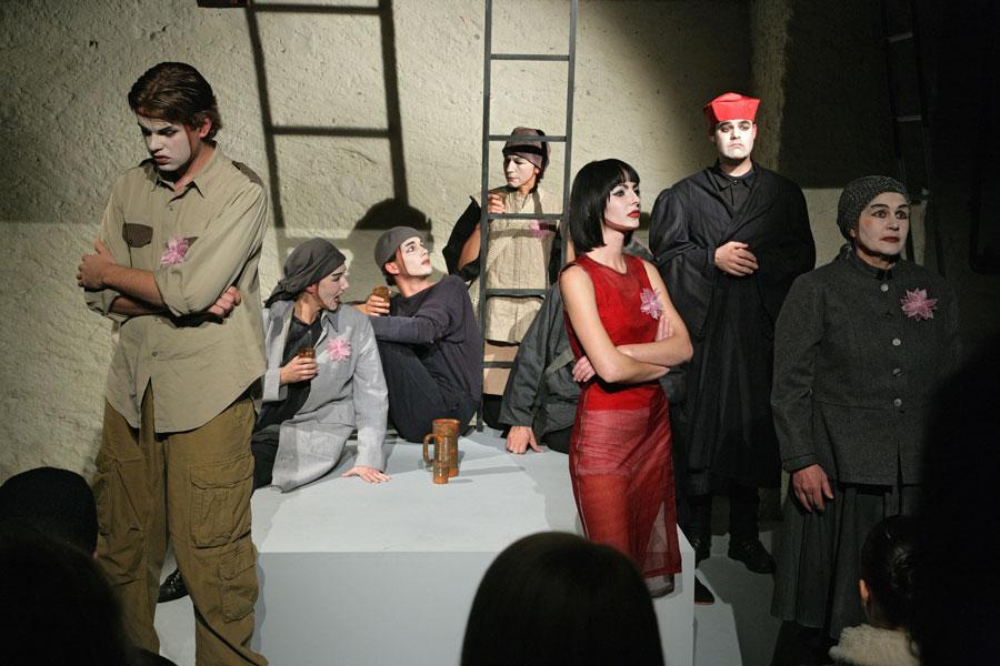 Foto von DER GUTE MENSCH VON SEZUAN von B. Brecht, Hermann Anthamatten, 2006