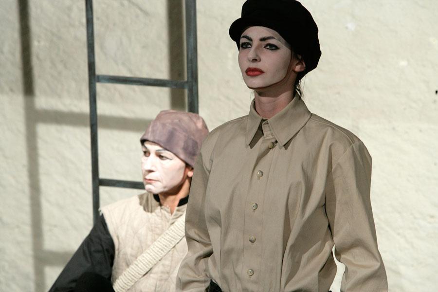 Foto von DER GUTE MENSCH VON SEZUAN von B. Brecht, Hermann Anthamatten, 2006