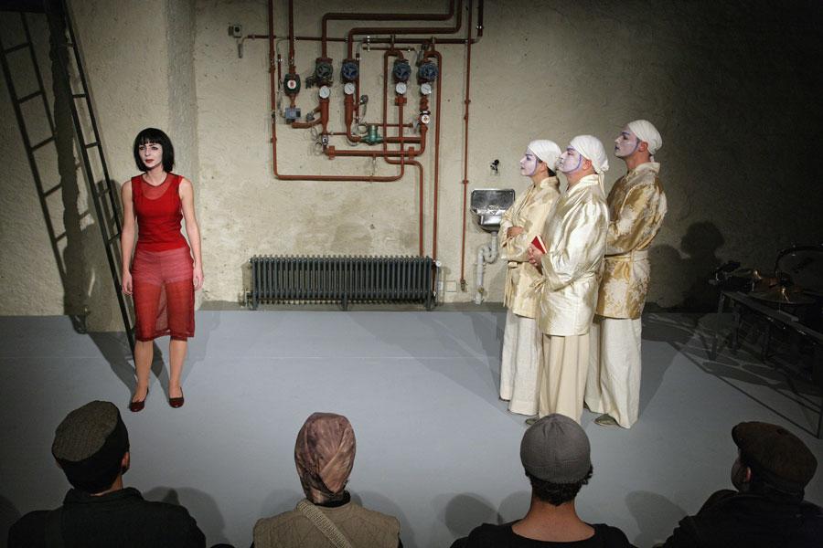 Foto von DER GUTE MENSCH VON SEZUAN von B. Brecht, Hermann Anthamatten, 2006